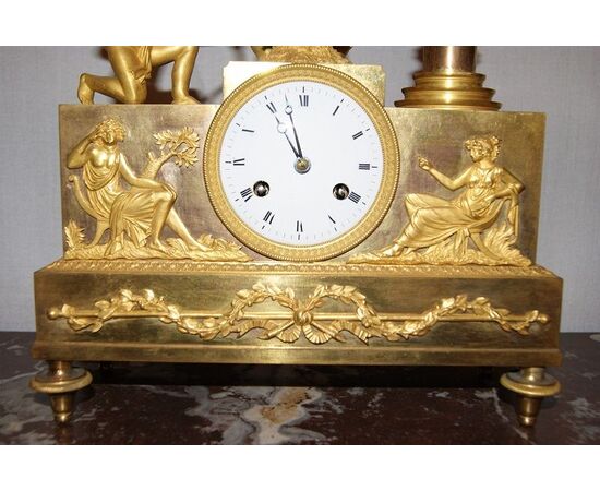 Antico orologio da tavolo francese del 1800 stile Impero con cupido e muse in bronzo dorato al mercurio