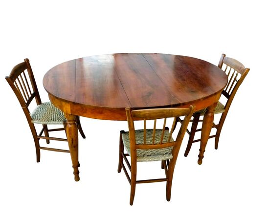 Tavolo ovale elegante dell'Ottocento