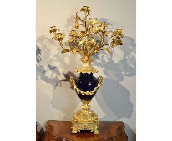 Coppia di candelabri Luigi XVI in bronzo dorato e percellana Sevres blu, Francia XIX secolo