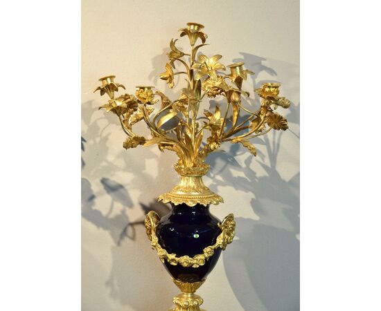 Coppia di candelabri Luigi XVI in bronzo dorato e percellana Sevres blu, Francia XIX secolo