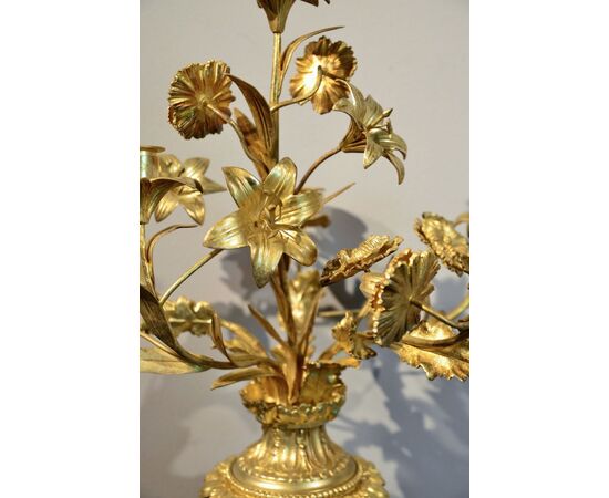 Coppia di candelabri Luigi XVI in bronzo dorato e percellana Sevres blu, Francia XIX secolo