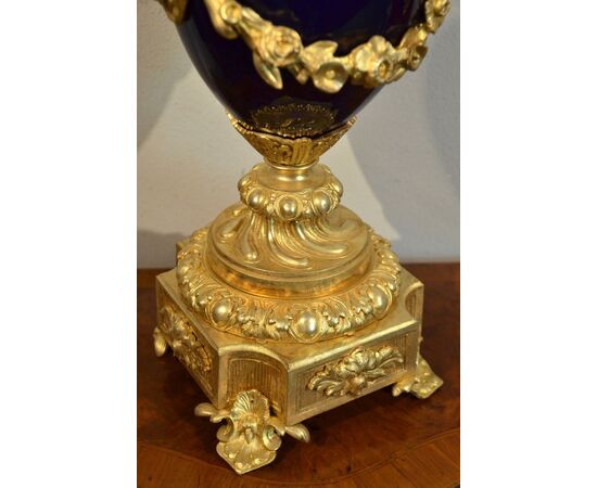 Coppia di candelabri Luigi XVI in bronzo dorato e percellana Sevres blu, Francia XIX secolo