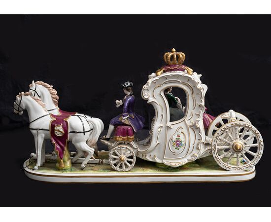 Scultura antica in porcellana policroma di Dresda raffigurante carrozza con cavalli. Periodo inizio XX secolo.