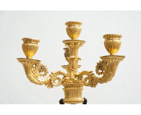 Coppia di candelabri/Flambeaux antichi in bronzo dorato Impero Francese. Periodo inizio XIX secolo.