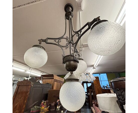 Antico Lampadario in ferro battuto e ottone Liberty 1930 con 4 bocce vetro.  Mis : Altezza cm 108 diametro cm 60 