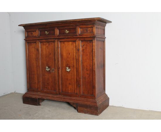 Antica credenza stipo Bologna XVII sec .noce mis 126 x cm 40. H 115 