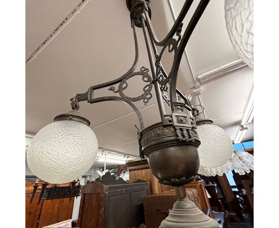 Antico Lampadario in ferro battuto e ottone Liberty 1930 con 4 bocce vetro.  Mis : Altezza cm 108 diametro cm 60 