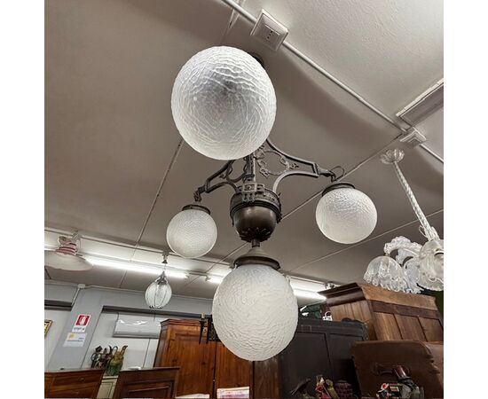 Antico Lampadario in ferro battuto e ottone Liberty 1930 con 4 bocce vetro.  Mis : Altezza cm 108 diametro cm 60 