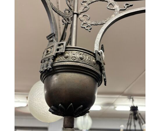 Antico Lampadario in ferro battuto e ottone Liberty 1930 con 4 bocce vetro.  Mis : Altezza cm 108 diametro cm 60 