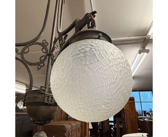 Antico Lampadario in ferro battuto e ottone Liberty 1930 con 4 bocce vetro.  Mis : Altezza cm 108 diametro cm 60 