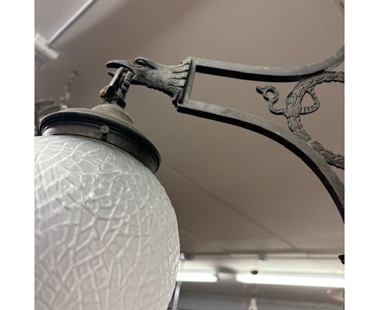 Antico Lampadario in ferro battuto e ottone Liberty 1930 con 4 bocce vetro.  Mis : Altezza cm 108 diametro cm 60 