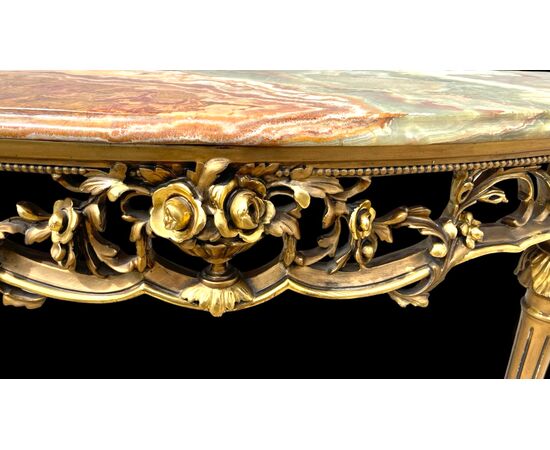 Consolle in legno intagliato e foglia oro con motivi floreali e rocaille .Piano in marmo policromo.Periodo Art Nouveau.