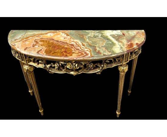 Consolle in legno intagliato e foglia oro con motivi floreali e rocaille .Piano in marmo policromo.Periodo Art Nouveau.