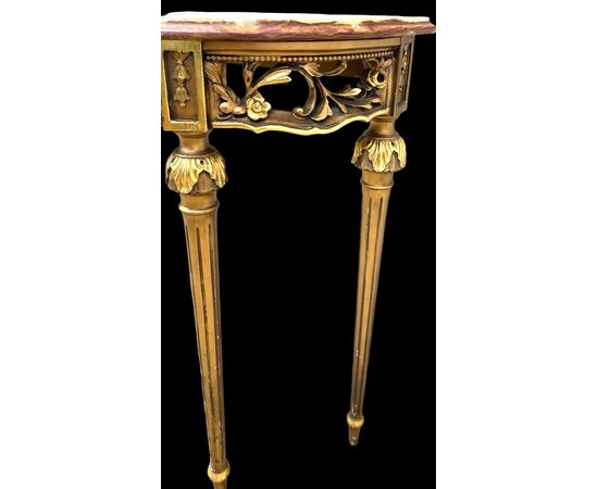 Consolle in legno intagliato e foglia oro con motivi floreali e rocaille .Piano in marmo policromo.Periodo Art Nouveau.