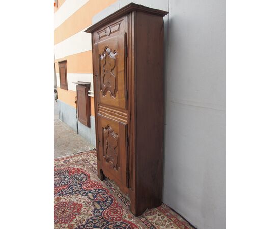 ARMADIO-CREDENZA STIPO DA DISPENSA IN NOCE A DUE PORTE EPOCA 700 FRANCIA  cm L 100xP36xH205 larghezza con cornice cm 115