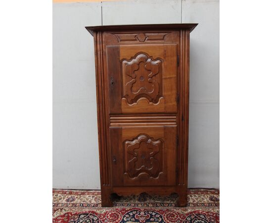 ARMADIO-CREDENZA STIPO DA DISPENSA IN NOCE A DUE PORTE EPOCA 700 FRANCIA  cm L 100xP36xH205 larghezza con cornice cm 115