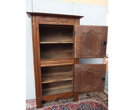 ARMADIO-CREDENZA STIPO DA DISPENSA IN NOCE A DUE PORTE EPOCA 700 FRANCIA  cm L 100xP36xH205 larghezza con cornice cm 115