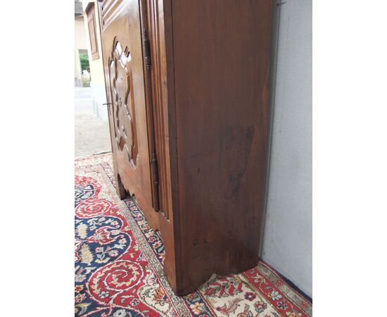 ARMADIO-CREDENZA STIPO DA DISPENSA IN NOCE A DUE PORTE EPOCA 700 FRANCIA  cm L 100xP36xH205 larghezza con cornice cm 115