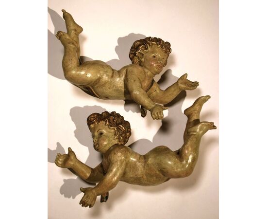 Coppia di putti in legno policromo