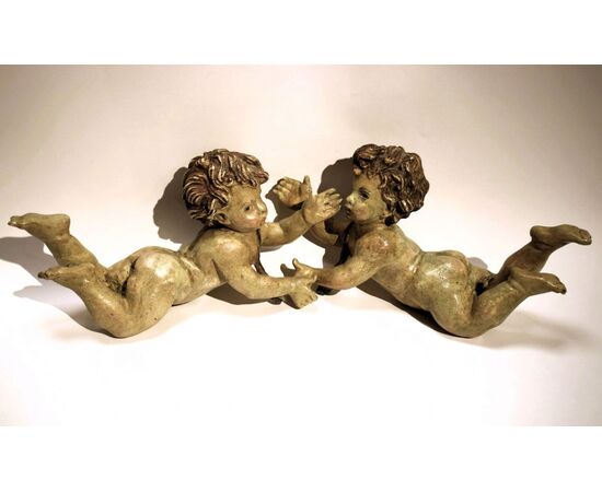 Coppia di putti in legno policromo