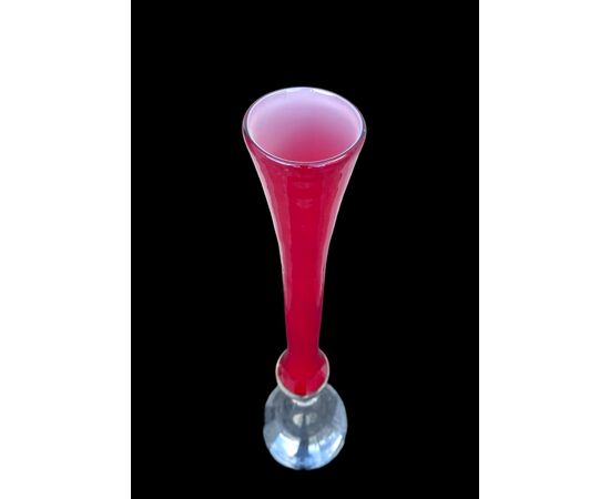 Vaso a ‘tromba’ in vetro incamiciato rosso-lattimo.Murano.