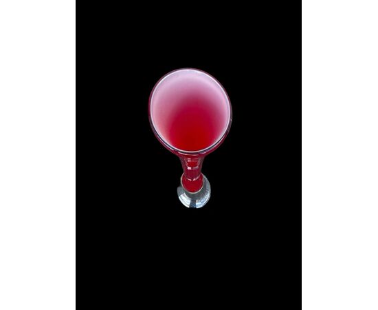 Vaso a ‘tromba’ in vetro incamiciato rosso-lattimo.Murano.