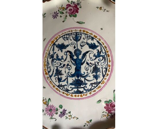 Alzata in maiolica con decoro alla ‘rosa’al terzo fuoco  e medaglione centrale a ‘raffaellesca’.Manifattura Casali e Callegari.Pesaro.