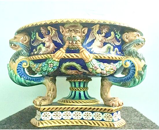 Majolica centerpiece with round cup, trilobate foot and grotesque and Raphaelesque decoration.Picked with gargoyles and festoon motifs.Ginori Manufacture.Sesto Fiorentino     