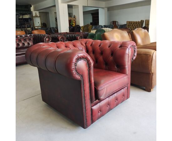 Poltrona chesterfield club inglese originale vintage in pelle rosso bordeaux anticato 