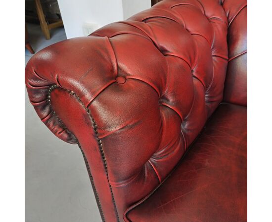 Poltrona chesterfield club inglese originale vintage in pelle rosso bordeaux anticato 