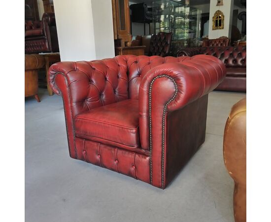 Poltrona chesterfield club inglese originale vintage in pelle rosso bordeaux anticato 