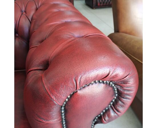 Poltrona chesterfield club inglese originale vintage in pelle rosso bordeaux anticato 