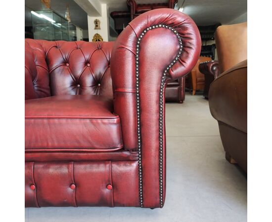 Poltrona chesterfield club inglese originale vintage in pelle rosso bordeaux anticato 