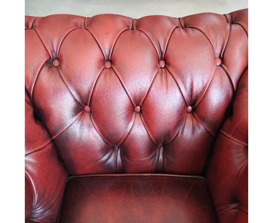 Poltrona chesterfield club inglese originale vintage in pelle rosso bordeaux anticato 