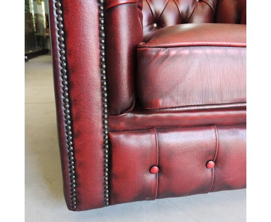 Poltrona chesterfield club inglese originale vintage in pelle rosso bordeaux anticato 