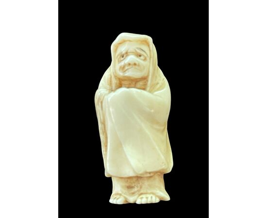 Netsuke in avorio raffigurante personaggio maschile.Giappone.