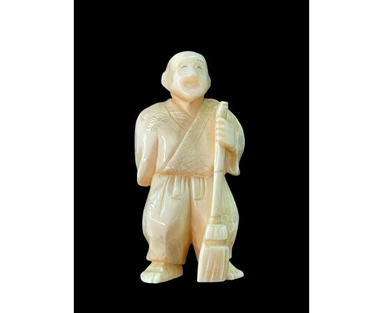 Netsuke in avorio raffigurante personaggio maschile.Giappone.