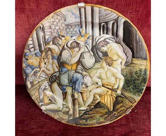 Antico grande piatto maiolica XVIII sec con  vasta scena popolare cm 44 . 