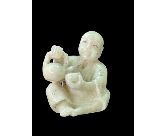 Netsuke in avorio raffigurante personaggio maschile.Giappone.