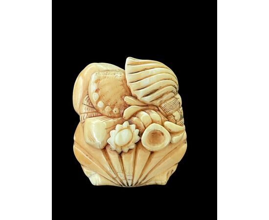 Netsuke in avorio raffigurante gruppo di conchiglie.Giappone.