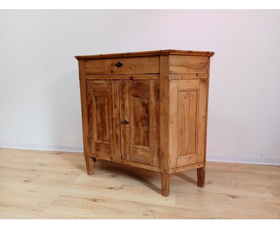 Piccola credenza rustica scantonata in abete e larice - fine 800- credenzina