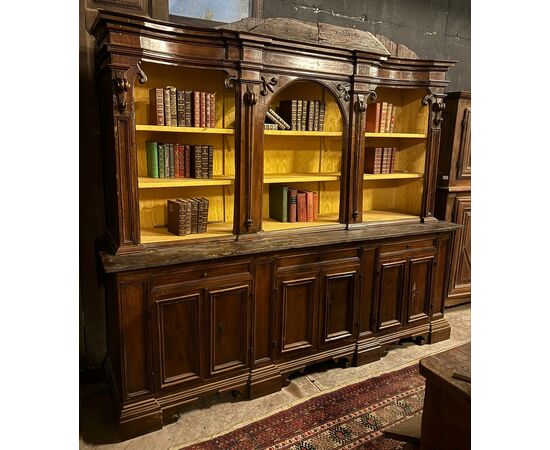 LIB152 - Libreria in legno di noce, misure cm L 251 x H 212 x P 63  