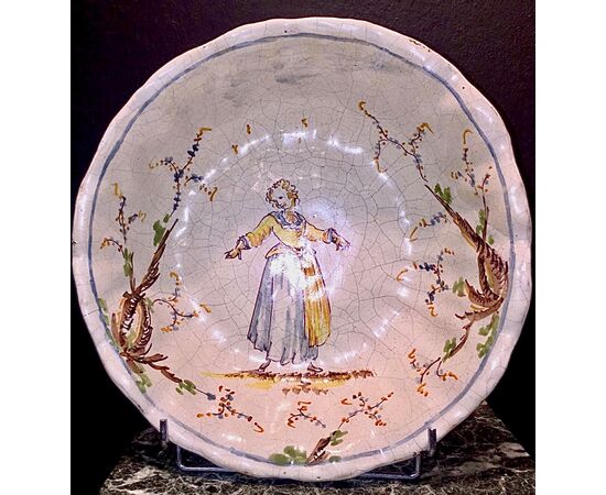 Coppa-bacile baccellata in maiolica decorata con figura di popolana e motivi vegetali.Manifattura Levantino.Albisola.