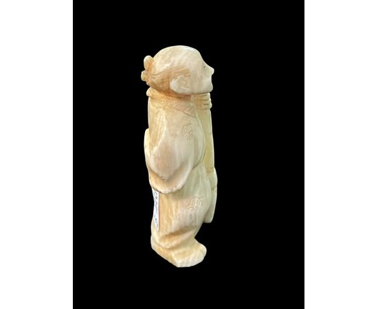 Netsuke in avorio raffigurante personaggio maschile.Giappone.