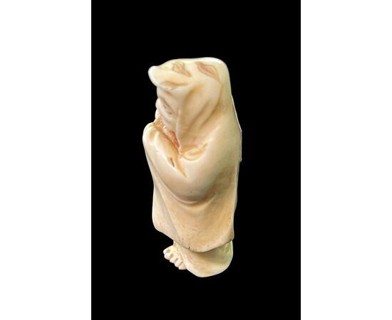 Netsuke in avorio raffigurante personaggio maschile.Giappone.