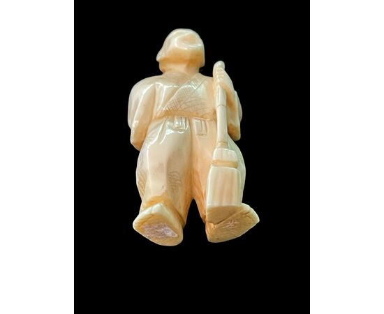 Netsuke in avorio raffigurante personaggio maschile.Giappone.