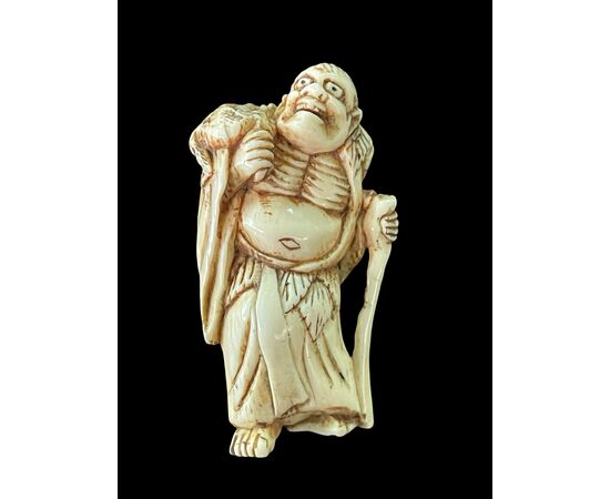 Netsuke in avorio raffigurante personaggio maschile.Giappone.