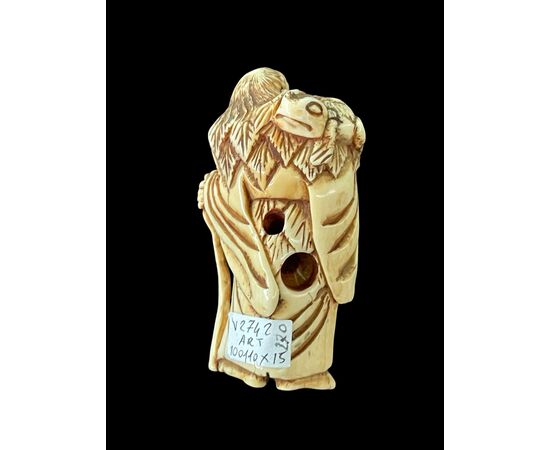 Netsuke in avorio raffigurante personaggio maschile.Giappone.