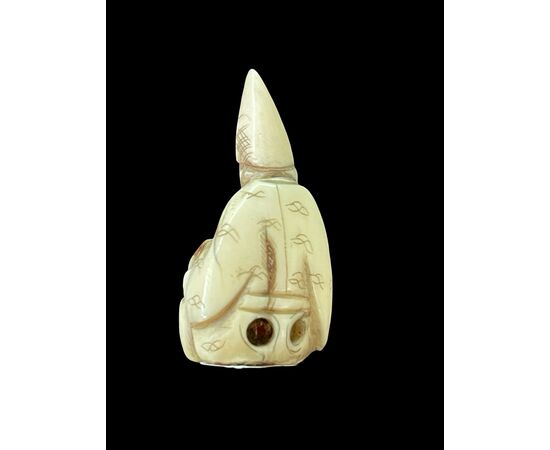 Netsuke in avorio raffigurante personaggio maschile.Giappone.