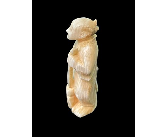 Netsuke in avorio raffigurante personaggio maschile.Giappone.